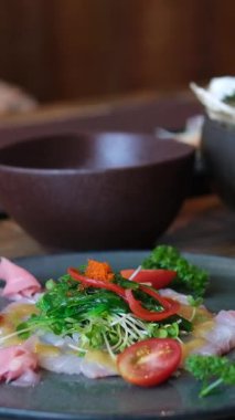 Önerilen özel menüyü yakın plan çek. Lokantadaki içeceklerle birlikte lezzetli yemekler. Yüksek kalite 4k görüntü