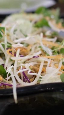 Bir lokantada taze salata, sebze ve tabakla dolu büfeden yemek seçen bir adama yaklaş. Kahvaltıda yemek tercihleri. Yüksek kalite 4k görüntü