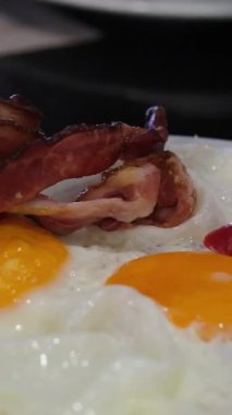 Biberli yumurta, yumurta, pastırma ve yeşil soğanla süslenmiş mücver ve kamera kaydırağıyla kahvaltıda taco. Yüksek kalite 4k görüntü