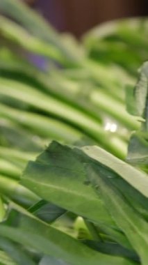 Çiftçi pazarında taze organik kuşkonmaz. Bahçıvanlık konsepti. Yüksek kalite 4k görüntü