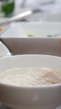 Beyaz arka planda izole edilmiş tavuklu şehriye çorbası, üst manzara. Yüksek kalite fotoğraf