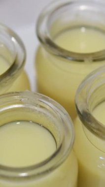  Masadaki cam kavanozda karamel pudingi. Yüksek kalite fotoğraf