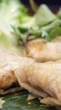 Tabakta börek ve siyah arka planda kırmızı biber sosu var. Yiyecek, içecek ve renk kavramı. Yüksek kalite 4k görüntü