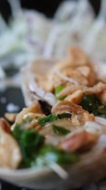 Deniz ürünleri bileşimi. Peynirli, soğanlı ve limonlu yakın plan istiridye. Deniz mahsullü İtalyan mutfağı. Restoran menüsü için yemek kompozisyonu. Sağlıklı ve diyet konsepti. Yüksek kalite 4k görüntü