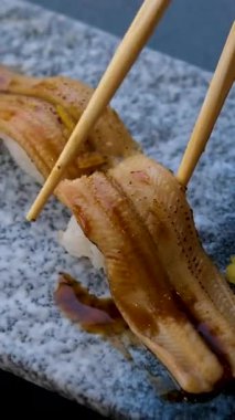 Yılanbalığı suşisi, sashimi Nigiri Tabağı, Japon suşi restoranı, Taze Ton Balığı ve Somon Dilimleri modern kafede, geleneksel yemek, çiğ kırmızı balık yemeği, omega 3. Yüksek kalite 4k görüntü