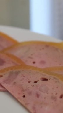 Lezzetli, tuzlu, baharatlı ve çimento kaplı pembe jambon. Pembe et dilimleri