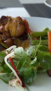 Doğu yemekleri, Hint yemekleri. Bir restoranda bir sürü yemeğin olduğu güzel bir masa. Yüksek kalite 4k görüntü