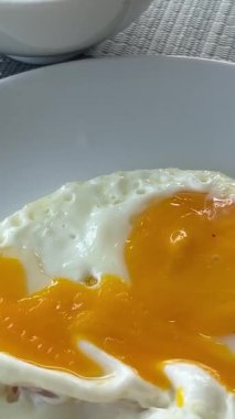 Kabak kremalı çorba ve kızarmış yumurta. Yüksek kalite 4k görüntü