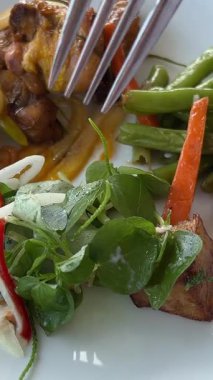 Tavuk ciğeri ve sıcak salata servisi. Yüksek kalite 4k görüntü