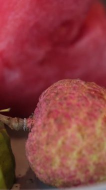  Beyaz arka planda izole edilmiş taze karpuz suyu, dolly shot, 4K. Karpuz guava likörü.