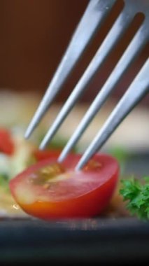 Bir kase kızarmış tavuk salatası, üzerine de kızarmış ekmek ve vişneli domates. Kirazlı salata domatesleri.