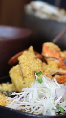 Bitkilerle servis edilen yengeç bacakları ve beyaz tabakta tereyağı soslu sebzeler. Yüksek kalite 4k görüntü