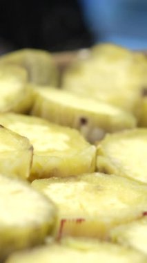 Buharda pişmiş tatlı patates ya da Shakhar Kandi. Haşlanmış kök tatlı patates. Mısır parçaları