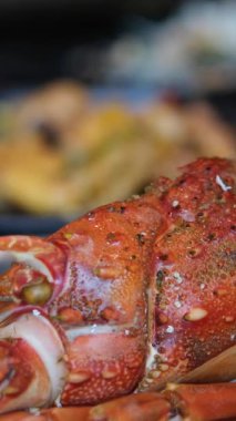 Izgara Maine ıstakoz kuyruğu kızarmış brokoli ve siyah bir taş tabakta orzo ile süslenmiş, yüksek kalite 4K görüntü.