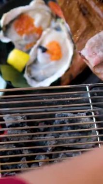 Palmiye yaprağında ızgara et. Geleneksel Japon suşisi ve Gece Pazarı 'nda Rolls Royce. Yüksek Kaliteli 4K Slow Motion Sinematik Foodie Concept Video. Bangkok, Tayland. Yüksek kalite 4k görüntü