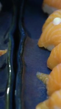 Bir tepsi çeşit suşi görüntüsü. Yüksek kalite 4k görüntü