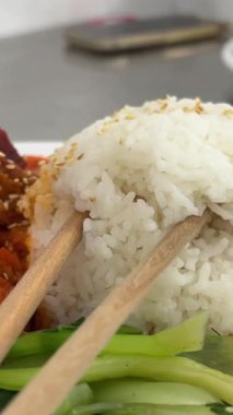 Tayland usulü kızarmış tavuk göğsü pirinç eriştesiyle servis edilen ekmek kırıntıları. Yüksek kalite 4k görüntü