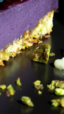 Lavanta, yaban mersini ve ahududu dönüşümlü ağır çekim video klipsiyle süslenmiş kremalı bir parça mor kadife pasta.