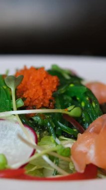 Salata somonu, deniz ürünleri aperatif sebze taze lezzetli gurme yemek arkaplanı masa kırsal yiyeceklerin üst görünümü fotokopi alanı. 