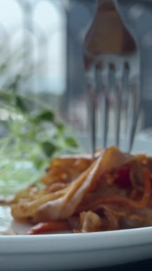 Zengin domates soslu canlı makarna ve bir yemek organizasyonunda tavada bezelye servisi. Mutfak, etkinlik planlama ya da gıda endüstrisi projeleri için ideal. Yüksek kalite 4k görüntü