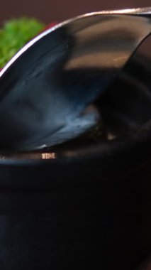 Tabağa kahve jölesi koyarken çekilmiş bir video. Yakın plan. Sağdan sola. Güzel bir tatlıyı kaşıkla kepçelemek zordur, esnetir, her şey paramparça olur., 