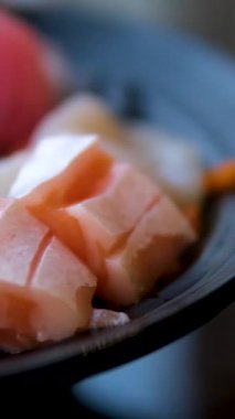 Çubuklar çiğ taze sashimi yiyor. Geleneksel Japon yemekleri. Yüksek kalite 4k görüntü