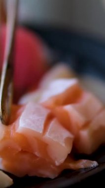 Taze Japon saşimi tabağı, çiğ balık, garnitürlü kase, suşi mutfağı, iştah açıcı sunum, deniz ürünleri lezzeti. Yüksek kalite 4k görüntü