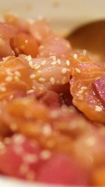 Renkli poke kasesi Çiğ Organik Ahi Ton Balığı Kabı, masada pilav ve sebzeler var. Yukarıdan yukarıdan bir görüntü. Yüksek kalite 4k görüntü