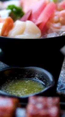 Geleneksel Ahşap Tabakta Taze Suşi. Yüksek kalite 4k görüntü