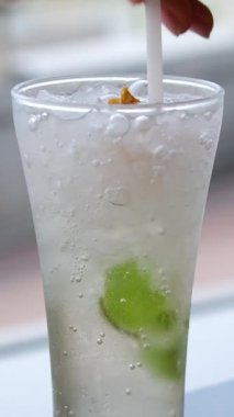 Limonata, limon ve taze naneli limonata. Yazın ferahlatıcı, ev yapımı limonata hazırlayan kadın eli. - Evet. Yüksek kalite 4k görüntü