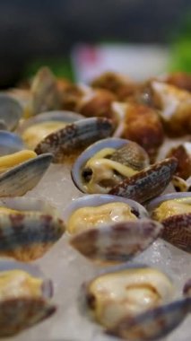 Sri Lanka 'daki Gili Trawangan yerel pazarında çeşitli deniz ürünleri sergileniyor. Yüksek kalite 4k görüntü