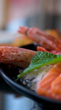 Çok güzel düzenlenmiş suşi tabağı. Bali 'de ton balığı, somon, karides ve suşi ruloları. Yüksek kalite 4k görüntü