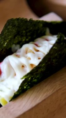 Şef el yapımı geleneksel Kore tarifi yemekleri Kimbap Warp taze malzeme deniz yosunu pirinç sebzesi bambu rulosu ve Asya suşi mutfağı. Yüksek kalite 4k görüntü