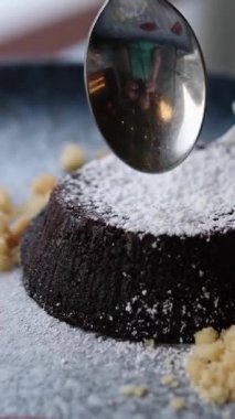 Reçelli çikolatalı Fondant ve vanilyalı dondurma tabağında, Fransız lav kekli tatlı. Yüksek kalite 4k görüntü