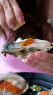 Şampanya bardağından açık istiridyeye kadar buzlu beyaz tabakta panorama. Yüksek kalite 4k görüntü