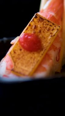 Yemek çubuklarını kullanamamak suşi parçalanmış, rulo sosa batırılmış, kötü bir çekim. Yüksek kalite 4k görüntü