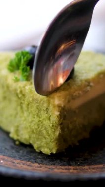 Marmelatlı kek yavaşça dönen bir tabakta yatıyor. Yüksek kalite 4k görüntü