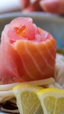 Spagetti kremalı domates soslu ızgara somon fileto. Yüksek kalite 4k görüntü