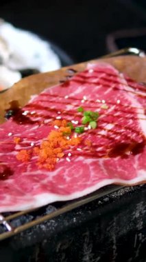 Palmiye yaprağındaki barbekü eti lezzetli yemek satası, palmiye yapraklarındaki et ambalajının barbeküsüdür. Lezzetli sokak yemekleri. Yüksek kalite 4k görüntü