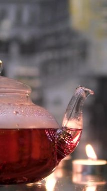 Cam çaydanlıkta mayalanmış çay yaprakları demleme süreci. Evde doğal siyah çay yapıyorum. Yüksek kalite 4k görüntü