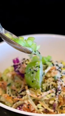 Şef salatayı tabağa koyar. Yüksek kalite 4k görüntü