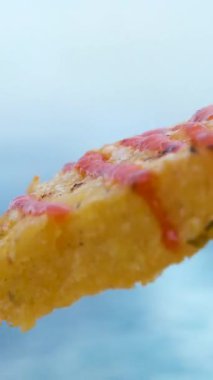 Balıklar taze lezzetli deniz ürünleri menülerini masa rustik yiyeceklerin üzerine yapıştırır. Fotokopi alanı keto ve paleo pesetarya diyeti. Yüksek kalite 4k görüntü