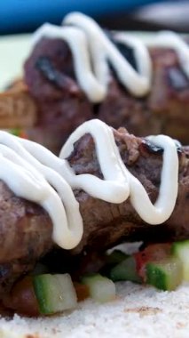 Tandır aloo Hint baharatlı kızarmış patatestir. Yeşil turşuyla servis edilen bir parti aperatifi. Seçici odaklanma. Yüksek kalite 4k görüntü