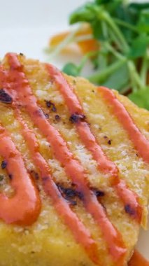 Yavaş yörünge ve tabak rafı, patates kızartması, salata ve limon. Yüksek kalite 4k görüntü