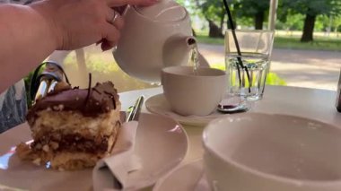 Yakın plan Yeşil Çay Keki ile Sıcak Yeşil Çay Sabah Kahvaltısı Mae Tang Chiang Mai Tayland 'daki Yeşil Çay Bahçesi Tarım Kafesi Seyahat Doğa Parkı ve Yiyecek Dolly .