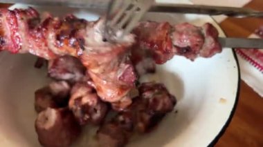 Sebzeli et şişi. Eti şiş kebap üzerine şiş kebap yap.