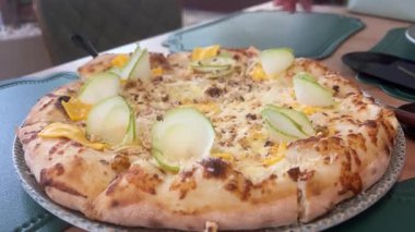 Lezzetli et, kremalı peynir, vişneli domates, kabak ve taze fesleğenli armut aromalı pizza çeşitleri yerel bir lokantada servis edilir. Yüksek kalite 4k görüntü