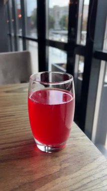 Koyu arka planda buzlu kırmızı kokteyl yakın plan görüntüsü. Yüksek kalite 4k görüntü