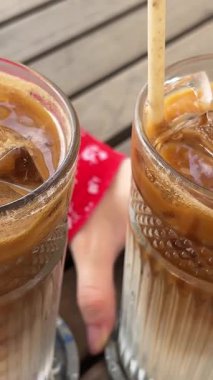 Buzlu bir bardağa demlenmiş kahve dolduruyorum. Buzlu latte ya da buzlu çay yapıyorum. Ferahlatıcı yaz buzlu kahve ya da buzlu çay içeceği. Yüksek kalite 4k görüntü