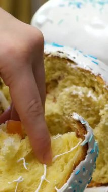 Hamur hamurundan bir parça kadın eli al ve geleneksel paskalya pastasını tahta kesme tahtasından kremayla al. Yüksek kalite 4k görüntü